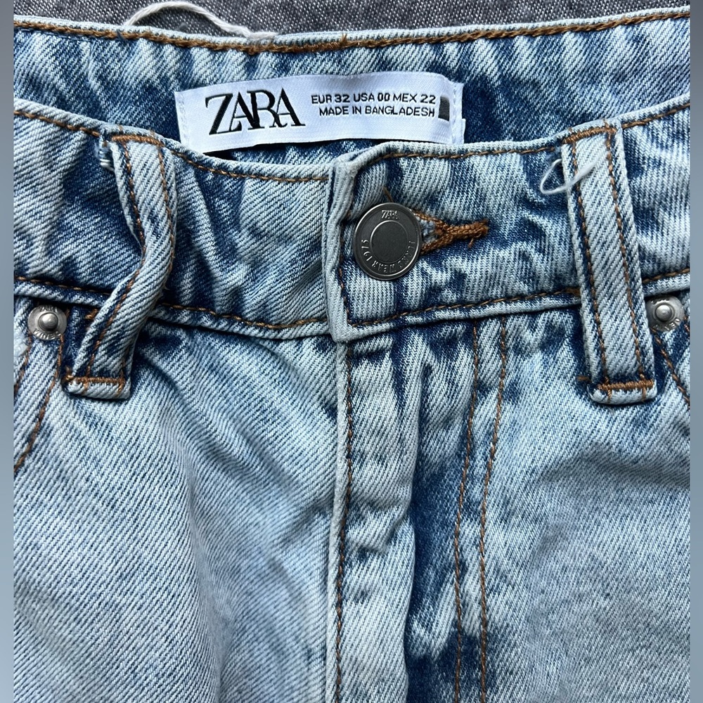 ZARA LIGHTWASH DISTRESSED JEAN SHORTS